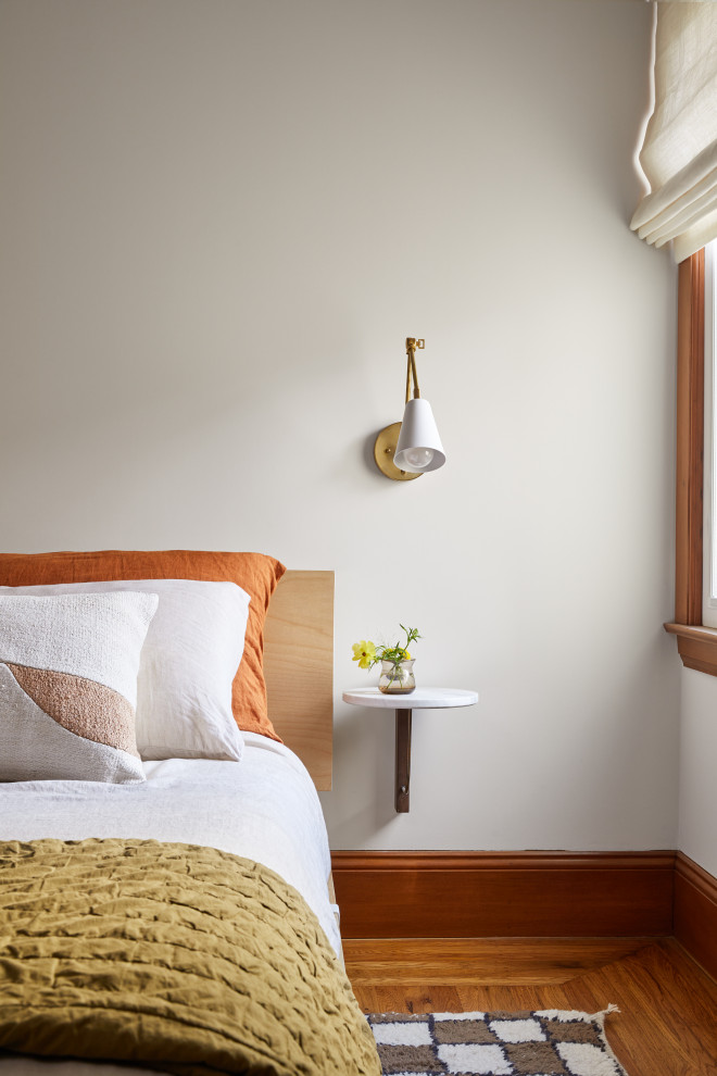 На фото: маленькая хозяйская спальня в викторианском стиле с белыми стенами, паркетным полом среднего тона и коричневым полом без камина для на участке и в саду