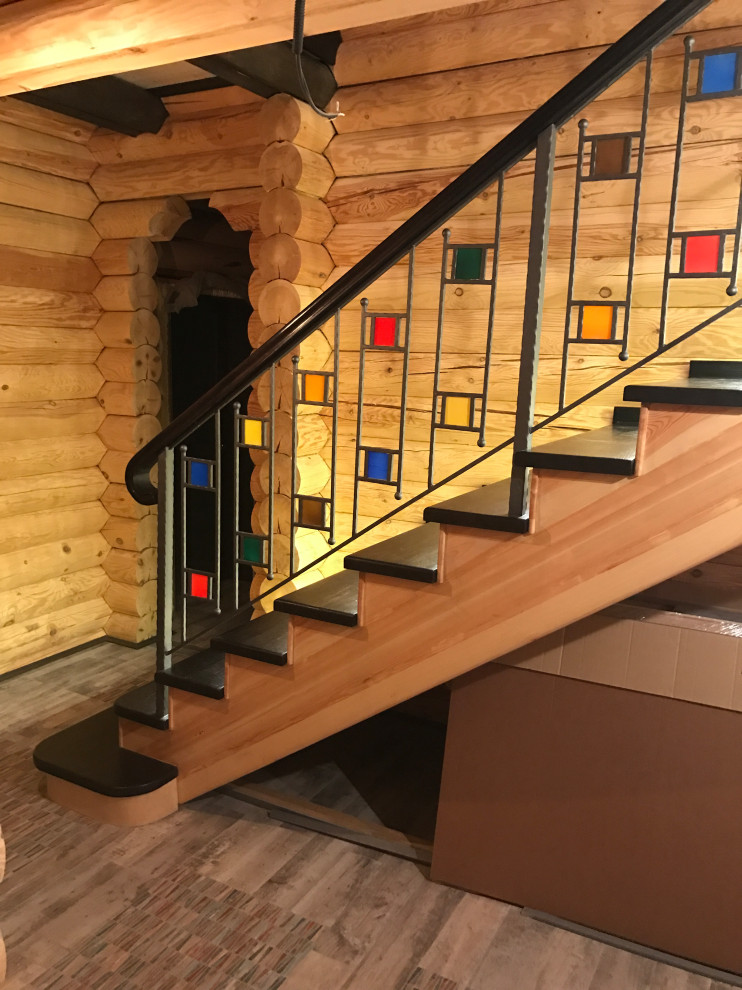 Идея дизайна: прямая деревянная лестница среднего размера в стиле неоклассика (современная классика) с деревянными ступенями, металлическими перилами и деревянными стенами