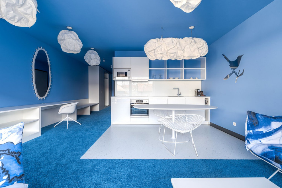 Ejemplo de salón abierto contemporáneo grande sin televisor con paredes azules, moqueta, suelo azul y madera