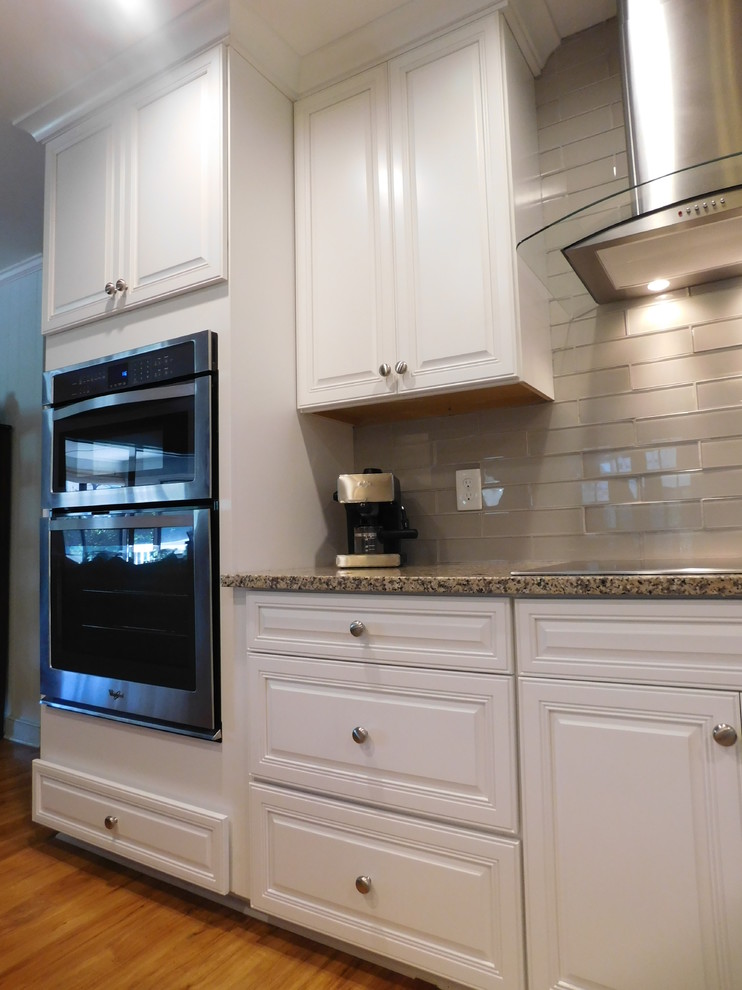 Home design - mid-sized transitional home design idea