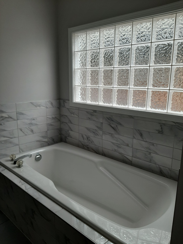 Идея дизайна: главная ванная комната среднего размера в современном стиле с накладной ванной, бежевыми стенами, полом из керамической плитки и врезной раковиной
