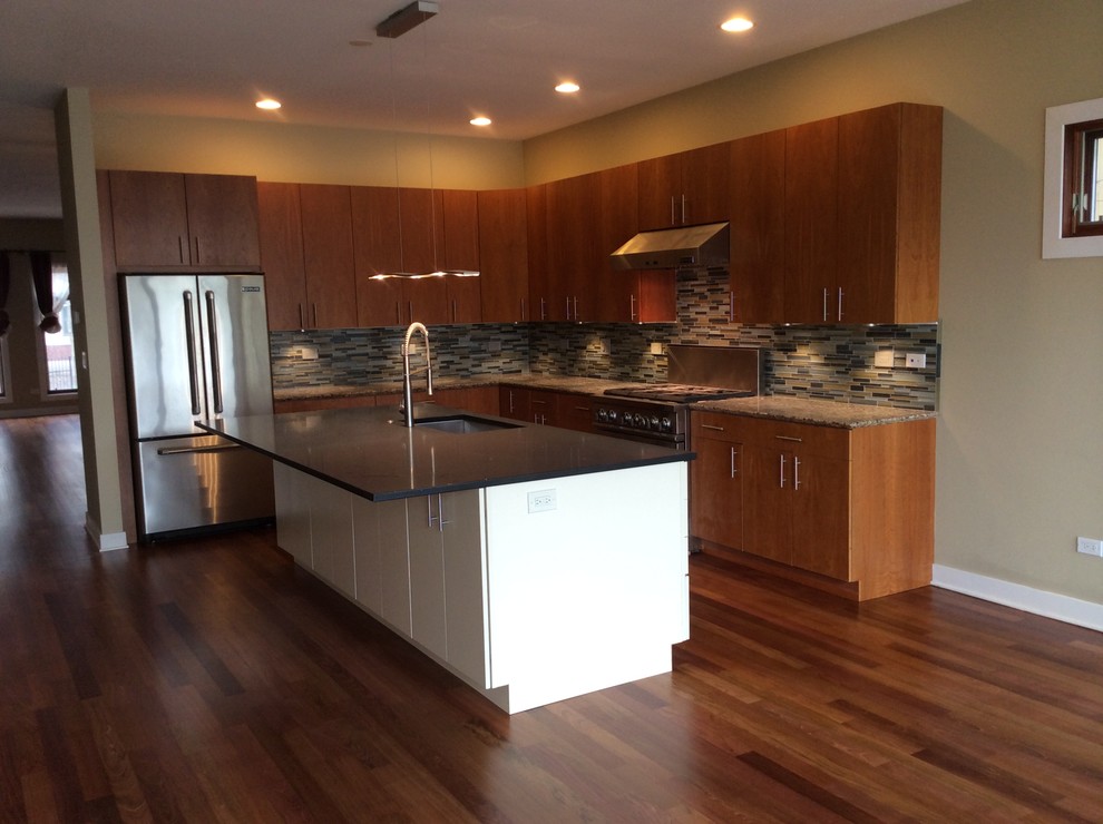 Bild på ett funkis l-kök, med en undermonterad diskho, skåp i shakerstil, skåp i mellenmörkt trä, bänkskiva i onyx, flerfärgad stänkskydd, glaspanel som stänkskydd, rostfria vitvaror, mellanmörkt trägolv och en köksö