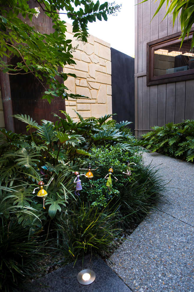 Small contemporary courtyard garden in Perth with a water feature.