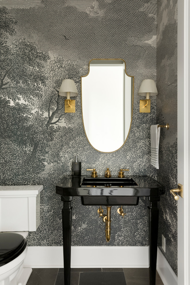 Klassische Gästetoilette mit schwarzen Schränken, schwarzer Wandfarbe, Kalkstein, Waschtischkonsole, grauem Boden, schwarzer Waschtischplatte und freistehendem Waschtisch in Minneapolis