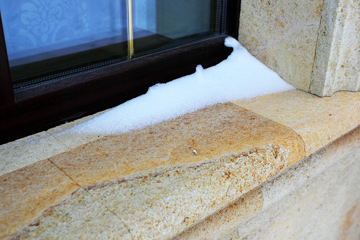 Облицовка природным камнем комплекса для отдыха с беседкой.