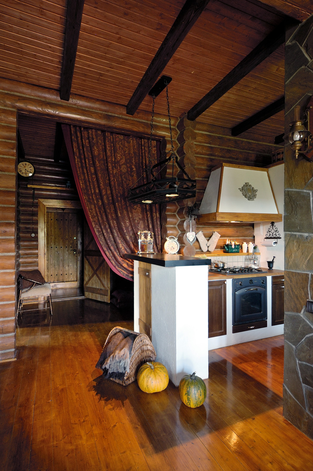 Гостиная в бревенчатом доме