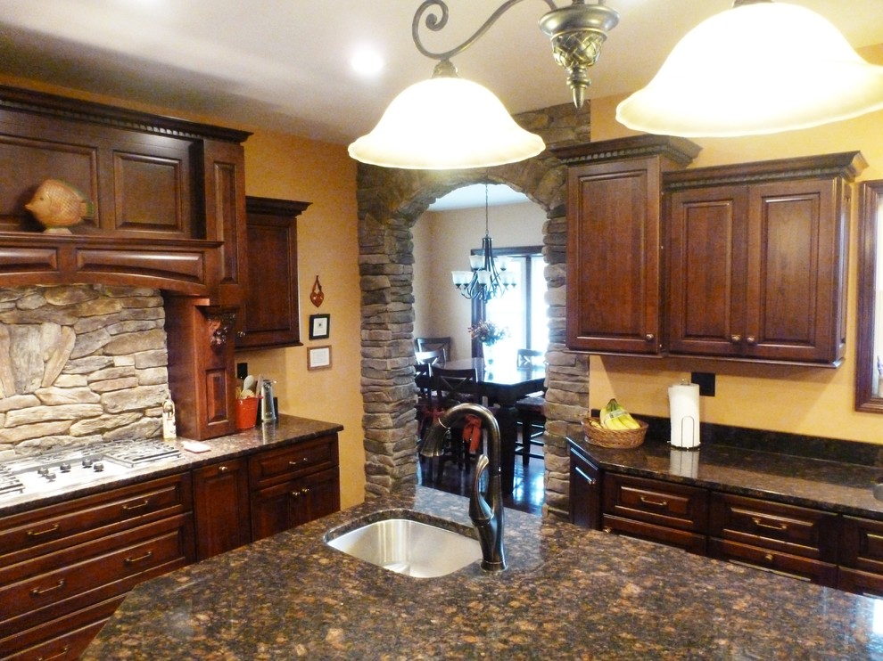 Inspiration for a traditional kitchen in Huntington.