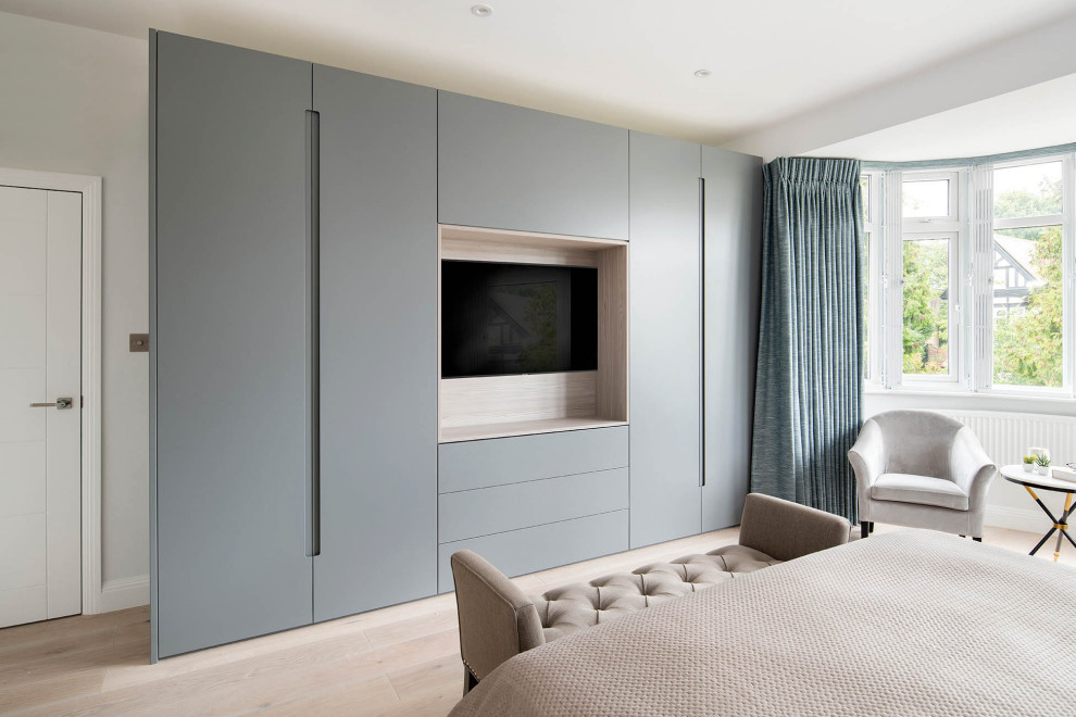 Esempio di una camera degli ospiti design di medie dimensioni con pareti bianche e pavimento beige