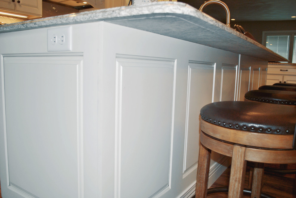 Transitional kitchen photo in St Louis