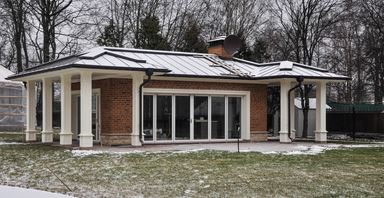 Остекление гостевого дома в Санкт-Петербурге