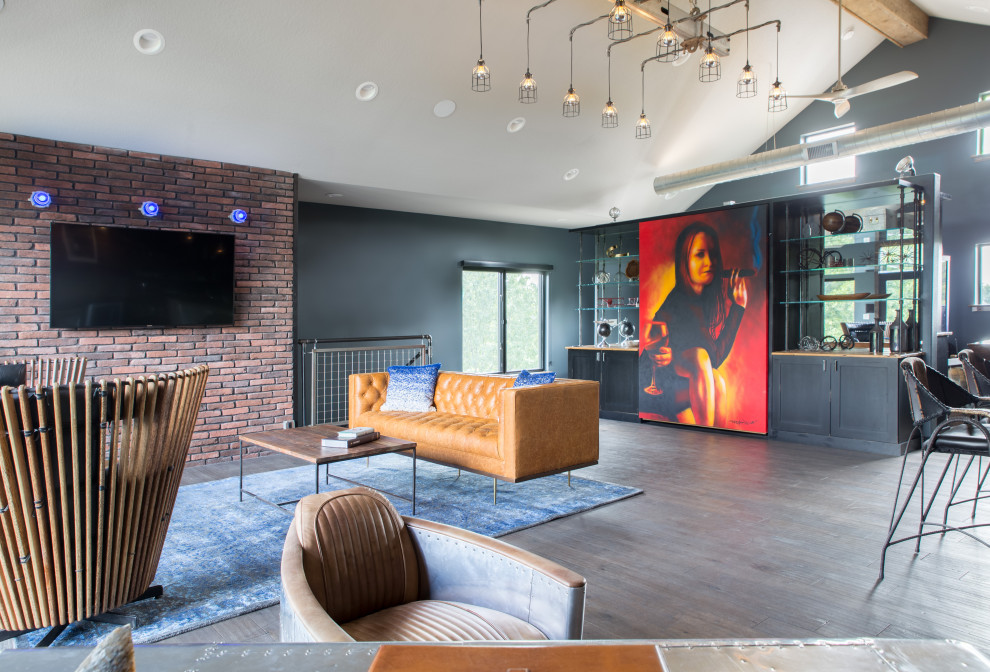 Foto di un soggiorno design di medie dimensioni e aperto con pareti blu, parquet scuro, nessun camino, TV a parete, soffitto a volta e pavimento marrone