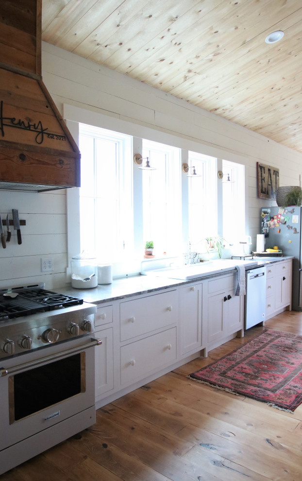 Esempio di un grande cucina con isola centrale country con ante in stile shaker, ante bianche, top in marmo e top multicolore