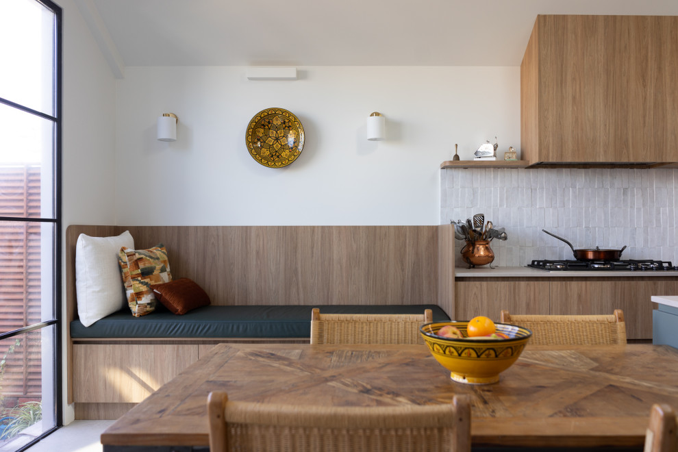 Idéer för ett modernt grå kök, med bänkskiva i kvarts, vitt stänkskydd och stänkskydd i keramik