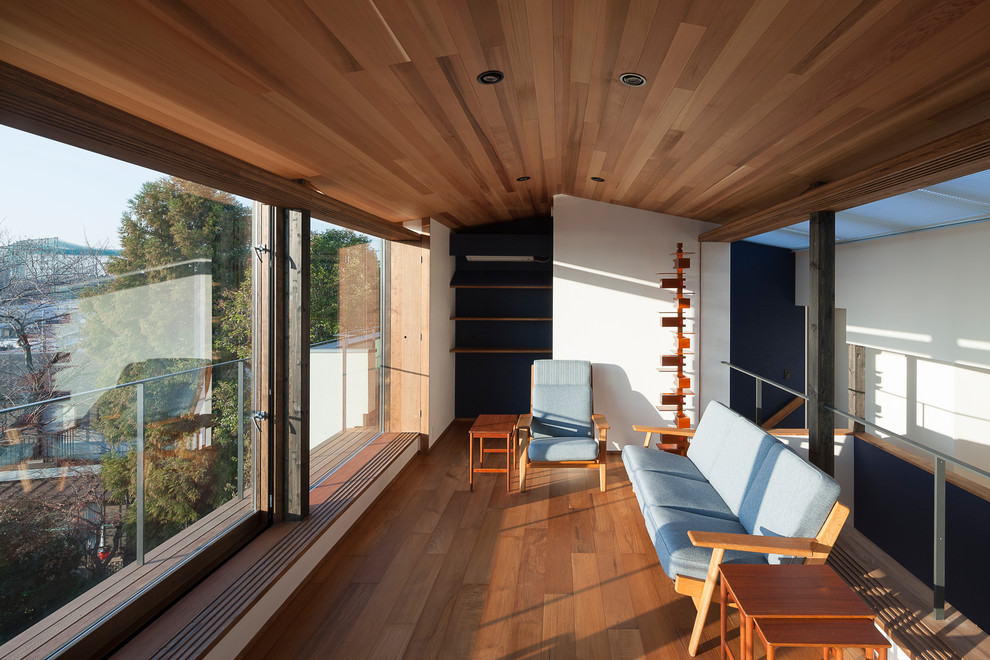 Inspiration for an asian sunroom in Tokyo with medium hardwood floors, a standard ceiling and brown floor.