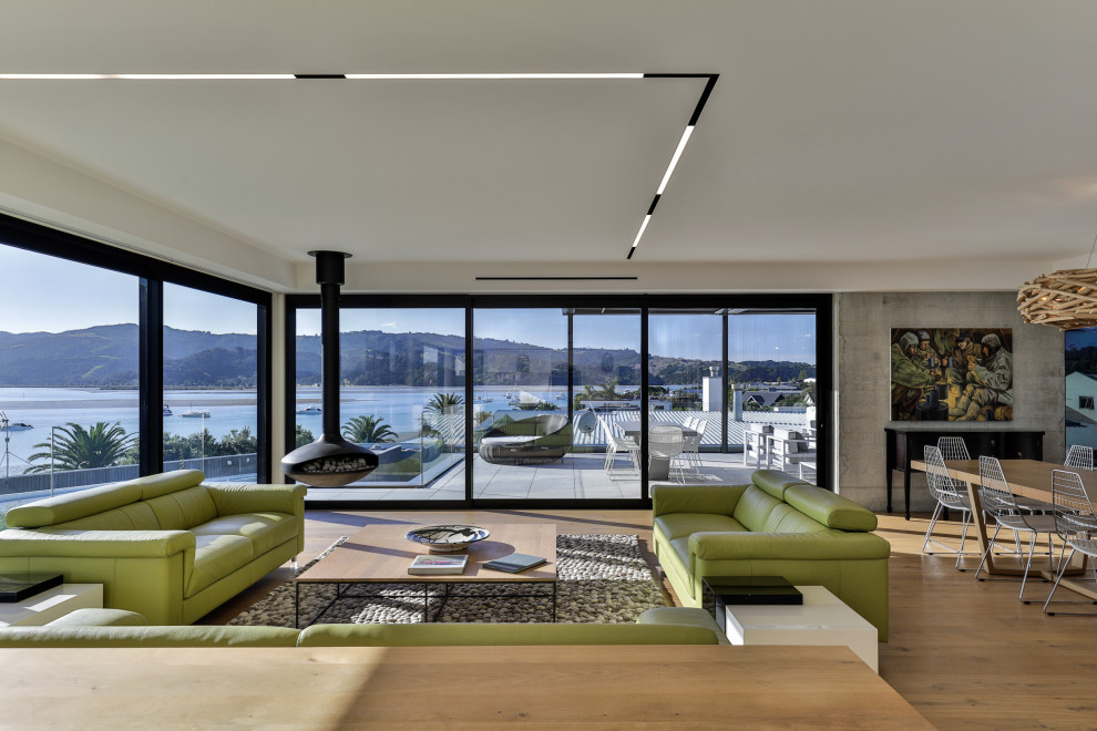 This is an example of a contemporary living room in Auckland.