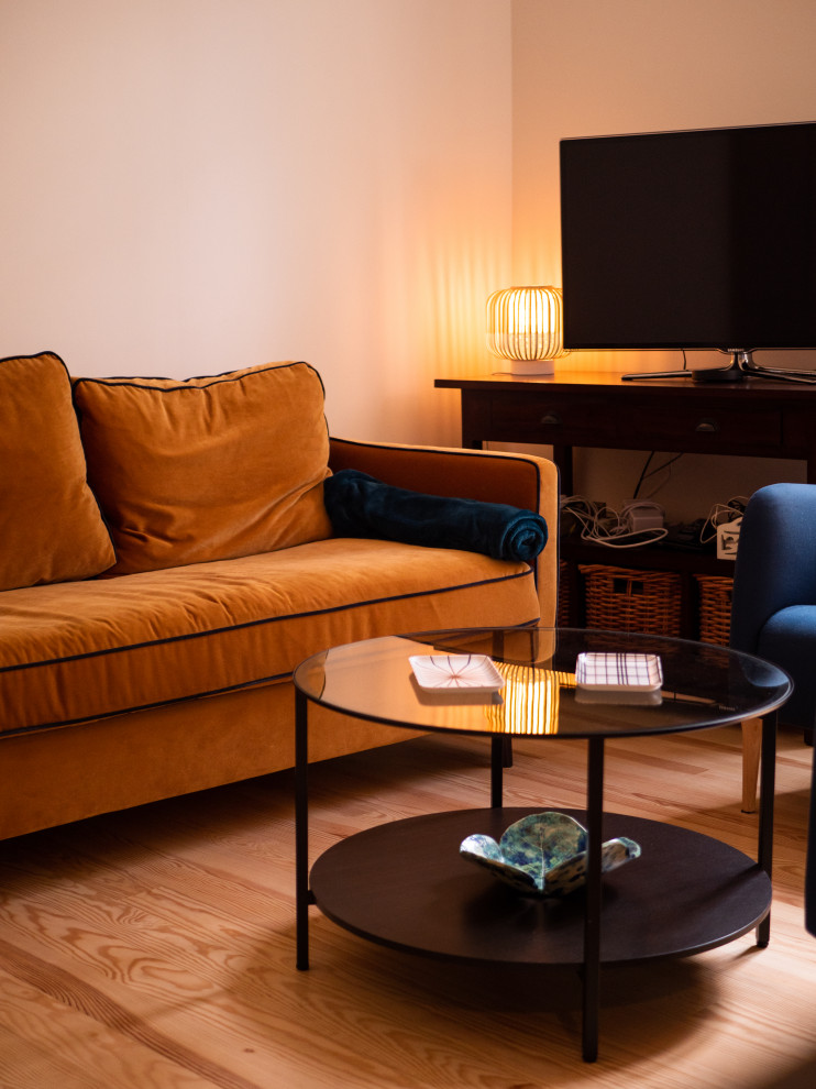 Пример оригинального дизайна: изолированная гостиная комната среднего размера в стиле неоклассика (современная классика) с светлым паркетным полом и белым полом