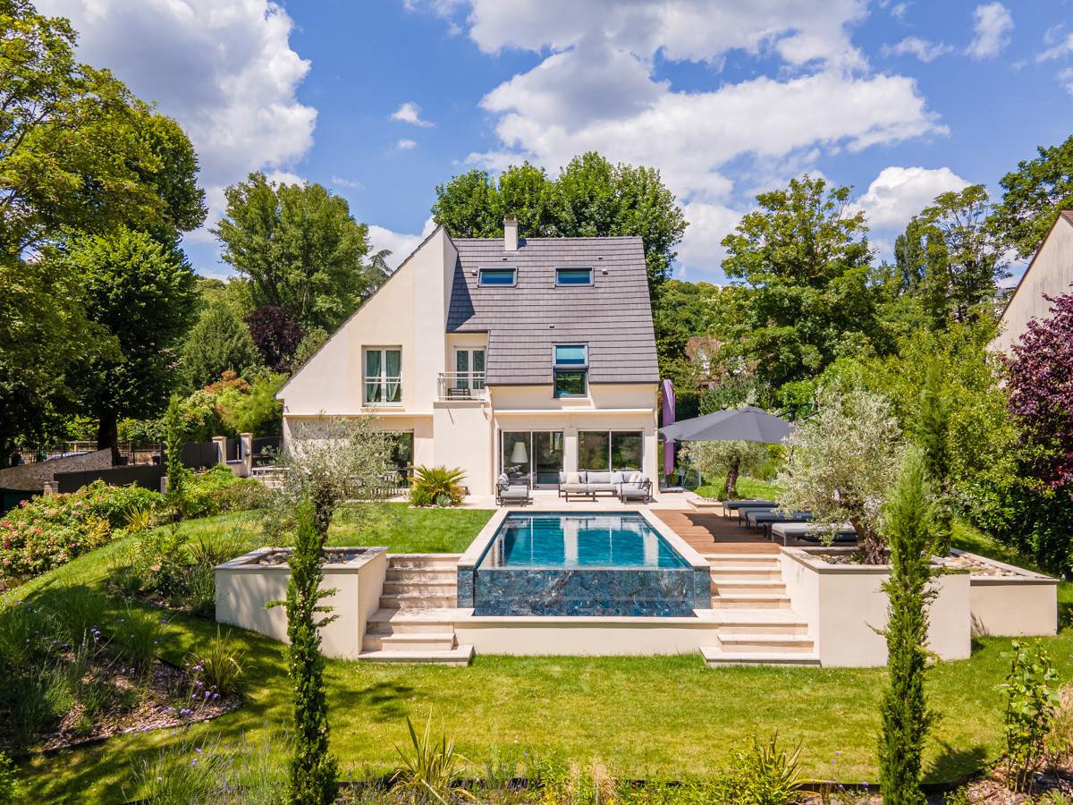 Création d'un grand jardin avec piscine