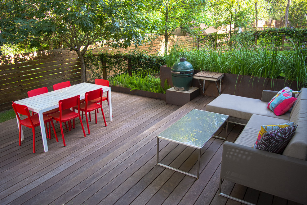 Inspiration for a modern backyard deck in Austin.