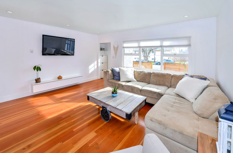 Immagine di un soggiorno moderno aperto con pavimento in legno massello medio e pavimento arancione