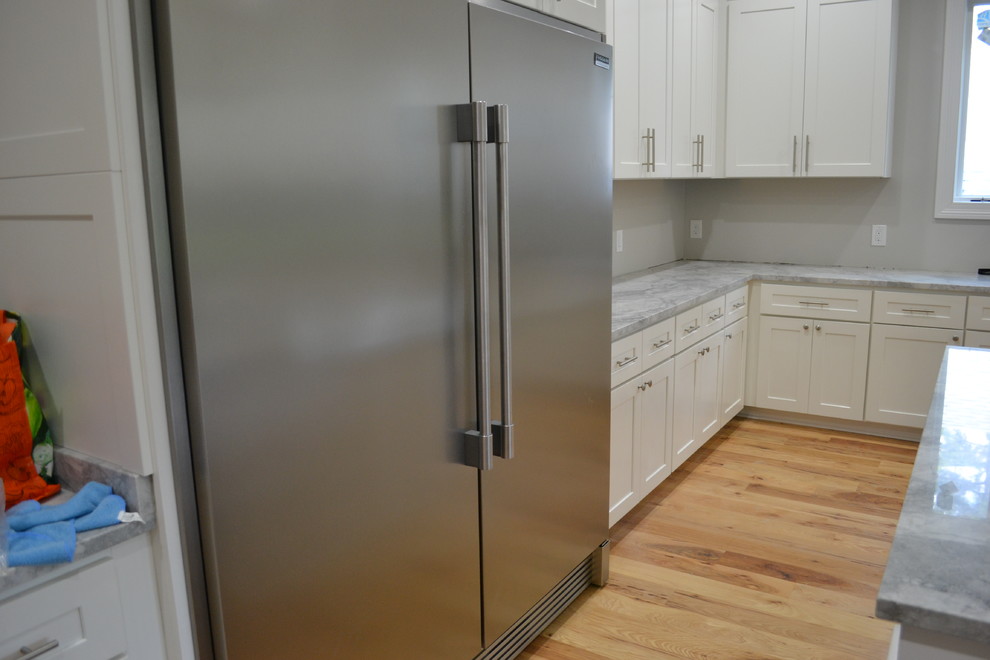 Kitchen - transitional kitchen idea
