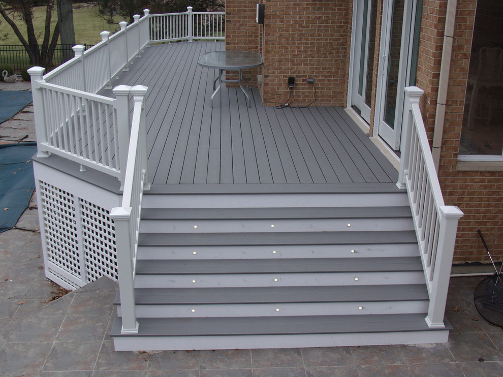Inspiration for a mid-sized traditional backyard deck in Chicago with no cover.