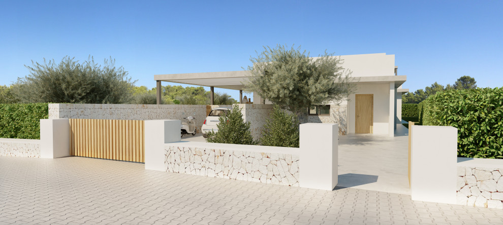 Modelo de puerta principal mediterránea grande con paredes blancas, suelo de cemento, puerta pivotante, puerta de madera clara, suelo gris y vigas vistas