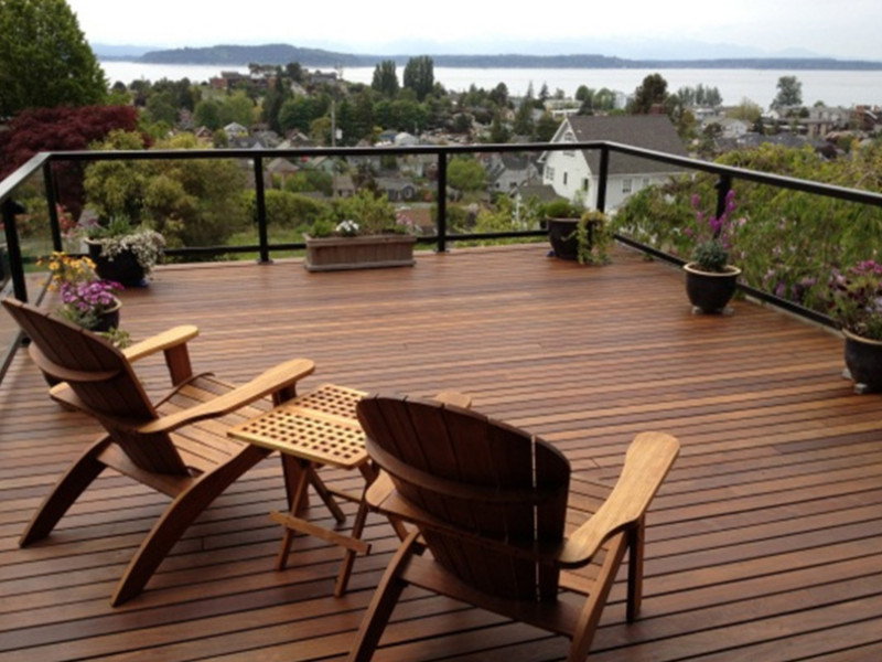 This is an example of a mid-sized traditional rooftop deck in Seattle with no cover and a container garden.