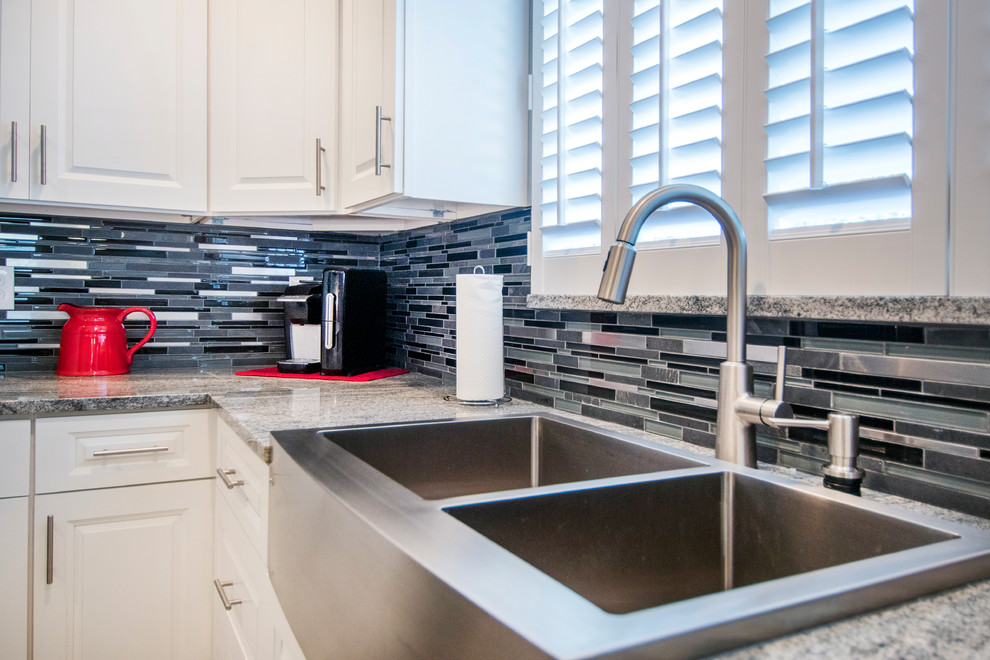 Kitchen - transitional kitchen idea in Columbus