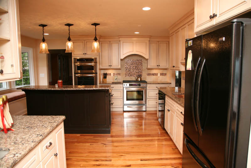 Example of a classic kitchen design in Newark