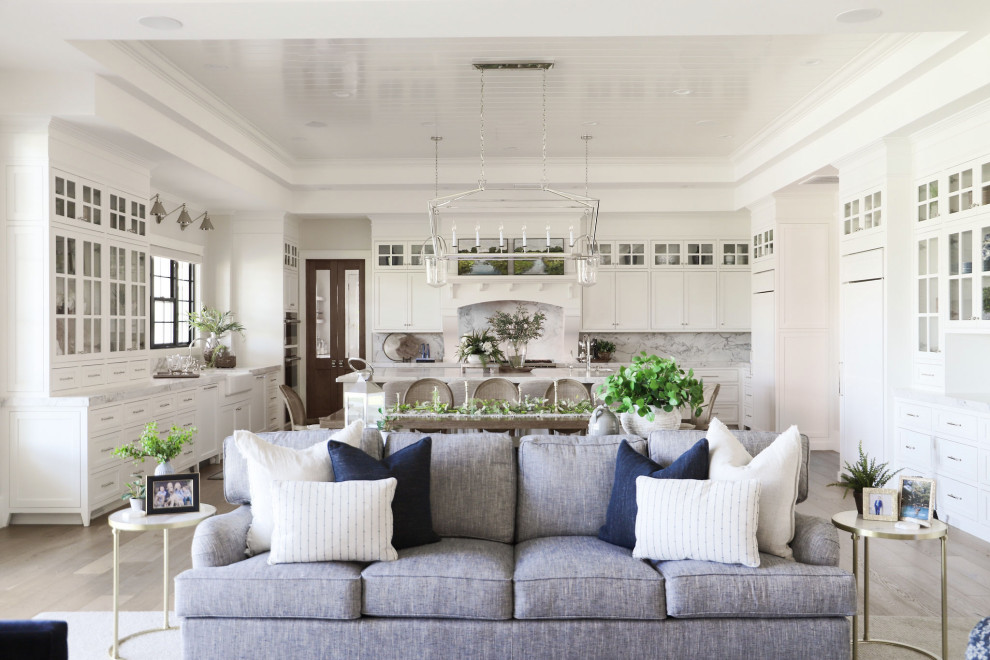 Transitional home design photo in Phoenix