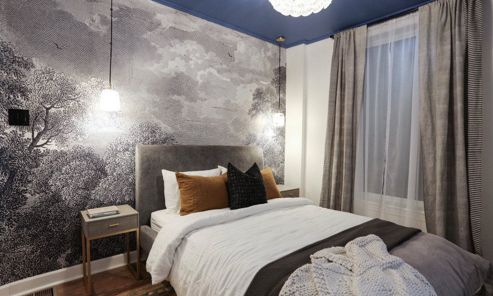 シカゴにある小さなトランジショナルスタイルのおしゃれな主寝室 (白い壁、塗装フローリング、茶色い床、壁紙) のインテリア