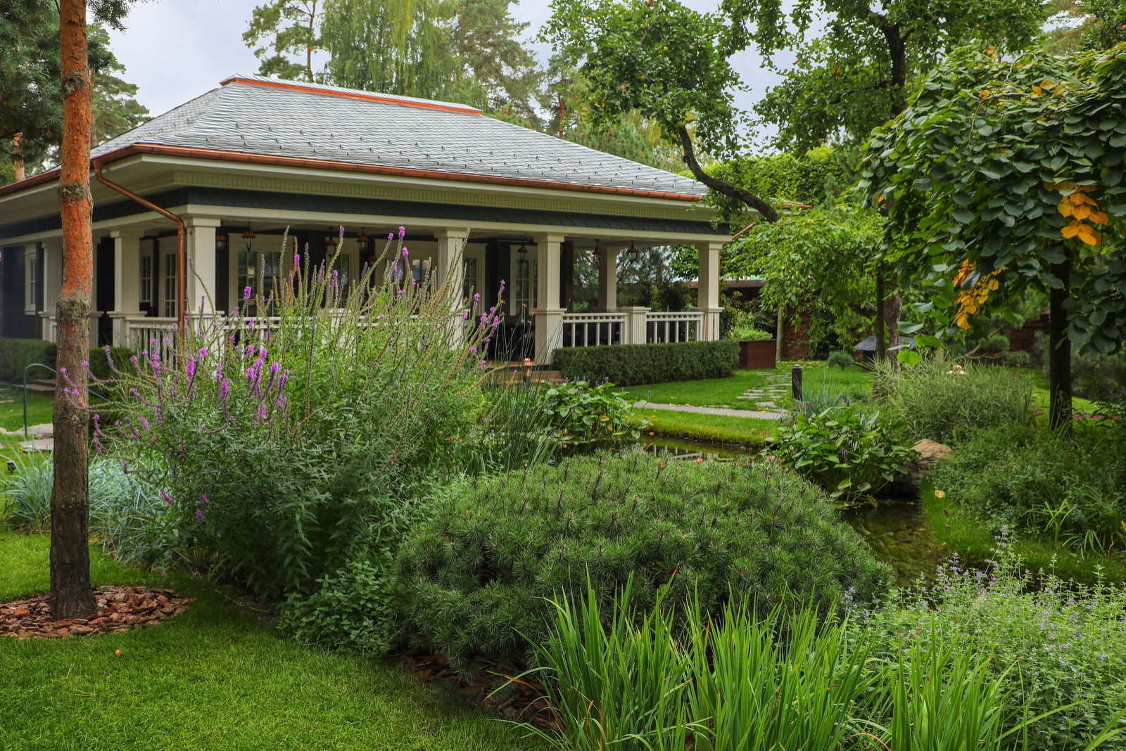 Коттеджный сад в Барвихе (дизайн и исполнение компании "Imperial Garden")