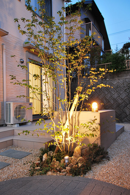 夜も使えるお庭　ロータスデザイン　広島県 個人邸 asiatico-terraza-y-balcon