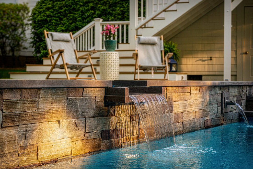 Réalisation d'un piscine avec aménagement paysager arrière minimaliste sur mesure avec des pavés en béton.