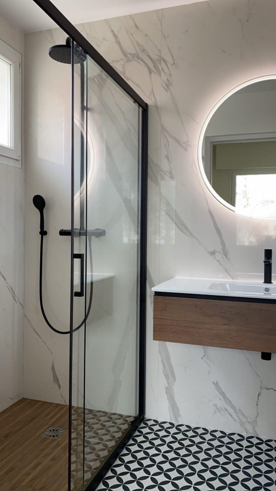 Inredning av ett modernt stort badrum med dusch, med en kantlös dusch, grå kakel, marmorkakel, marmorbänkskiva och dusch med skjutdörr