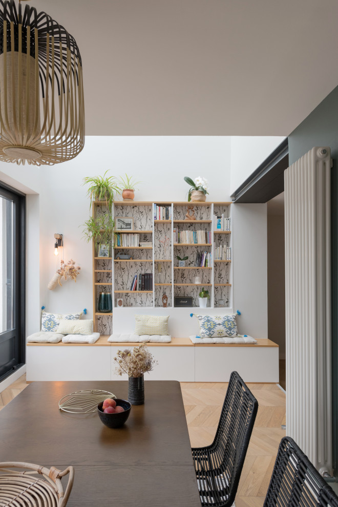 Example of a minimalist dining room design in Lyon