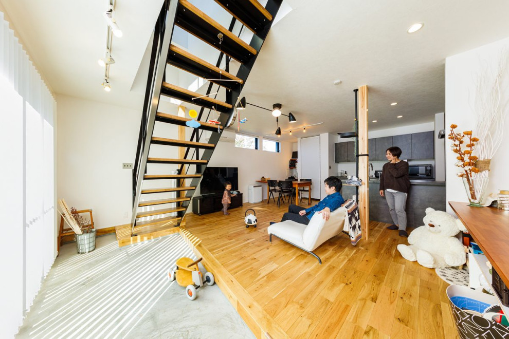 Mittelgroßes, Offenes Industrial Wohnzimmer ohne Kamin mit weißer Wandfarbe, braunem Holzboden, freistehendem TV, braunem Boden, Tapetendecke und Tapetenwänden in Tokio Peripherie