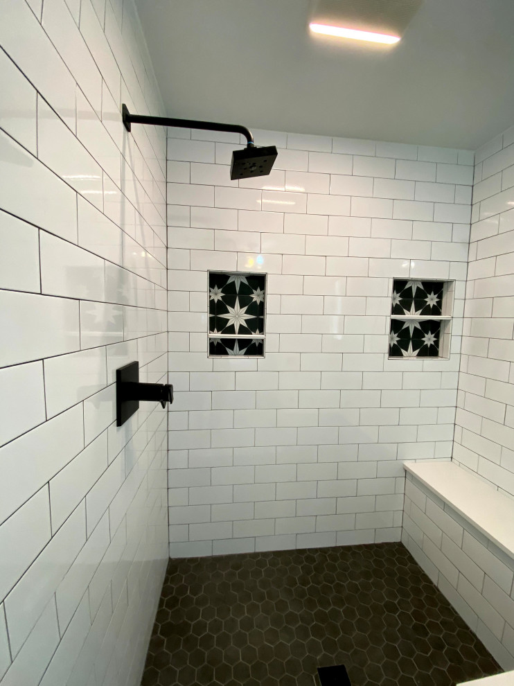 Bild på ett stort vintage vit vitt en-suite badrum, med skåp i shakerstil, skåp i mellenmörkt trä, ett badkar i en alkov, en dusch i en alkov, en toalettstol med separat cisternkåpa, vit kakel, porslinskakel, blå väggar, ett undermonterad handfat, bänkskiva i kvarts, vitt golv, dusch med gångjärnsdörr och klinkergolv i porslin