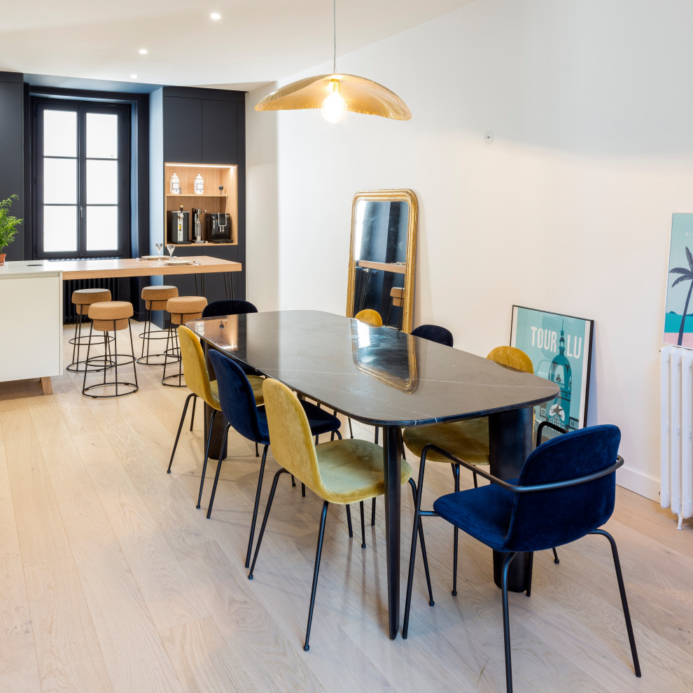 На фото: параллельная кухня среднего размера в современном стиле с обеденным столом, синими фасадами, столешницей из кварцита, островом и белой столешницей