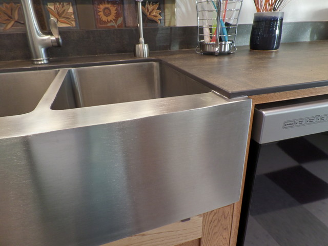 Neolith Iron Moss Countertop With Undermount Farmhouse Sink Apron