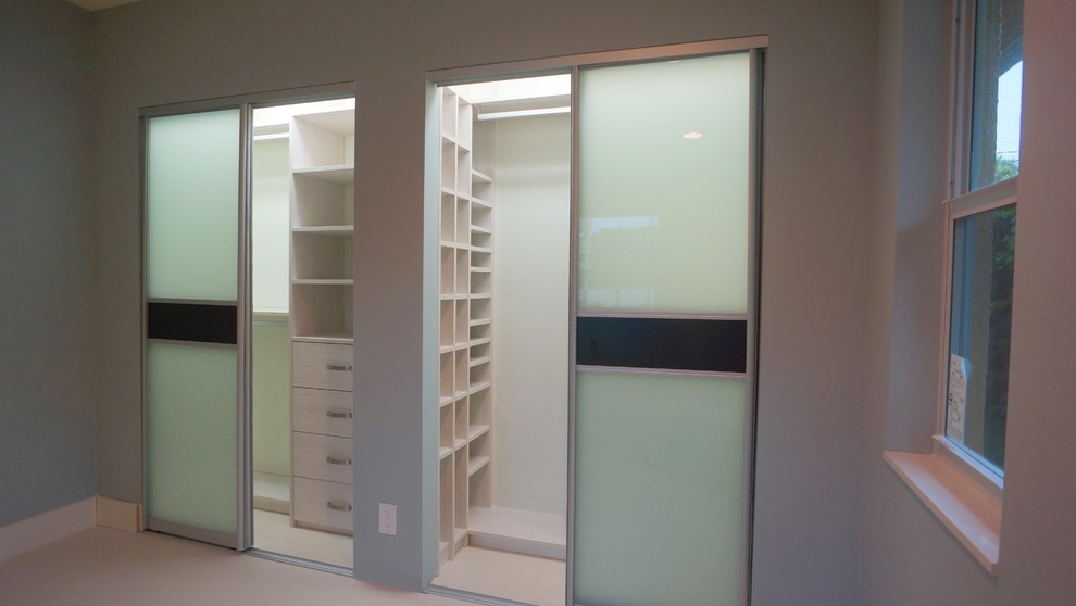 This is an example of a traditional storage and wardrobe in Miami.