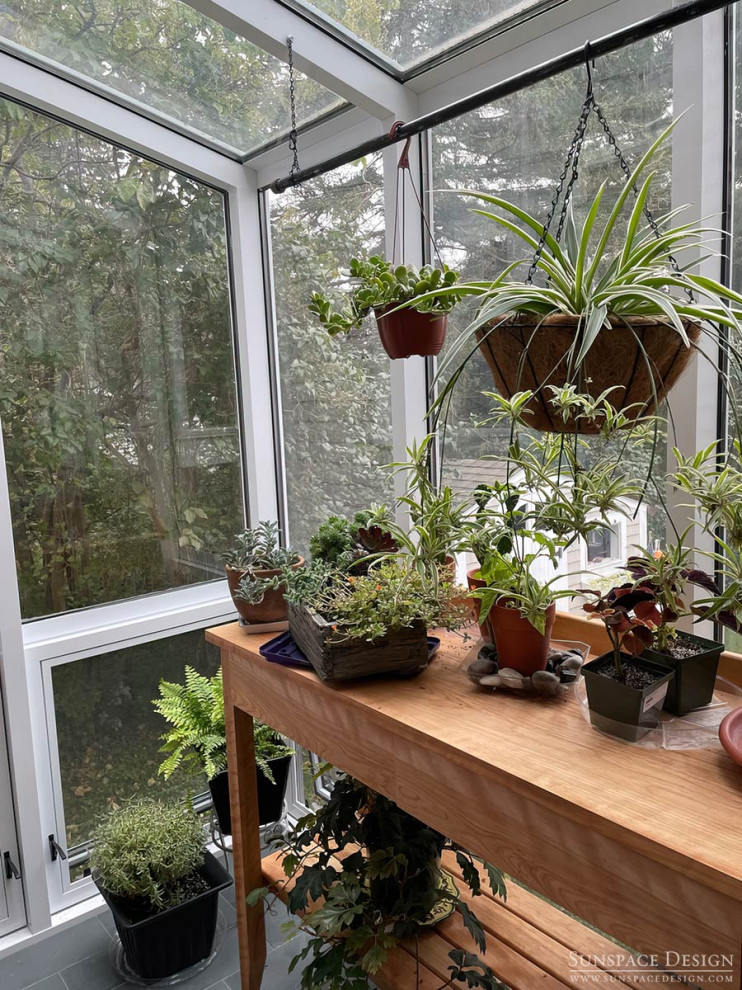 На фото: маленькая терраса в современном стиле с полом из сланца, стеклянным потолком и серым полом для на участке и в саду с