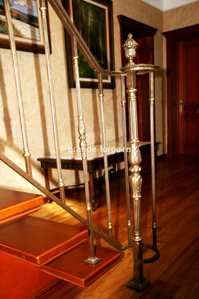 Лестница на центральном косоуре с чугунным ограждением Grande forge(Франция)