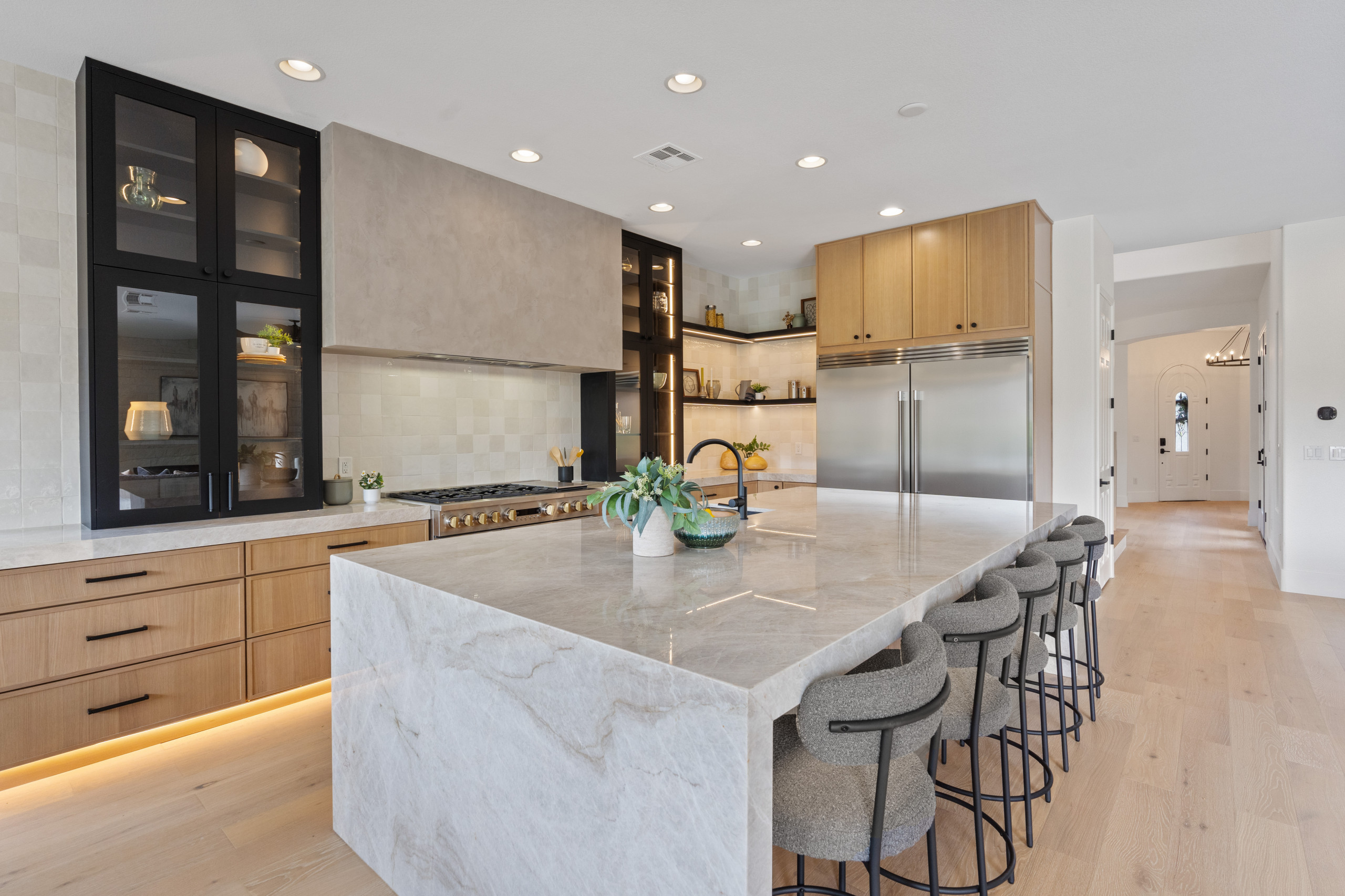 Transitional kitchen photo in Las Vegas