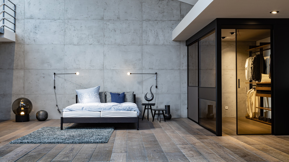 Ejemplo de dormitorio principal actual grande con suelo de madera oscura, suelo gris, machihembrado y todos los tratamientos de pared