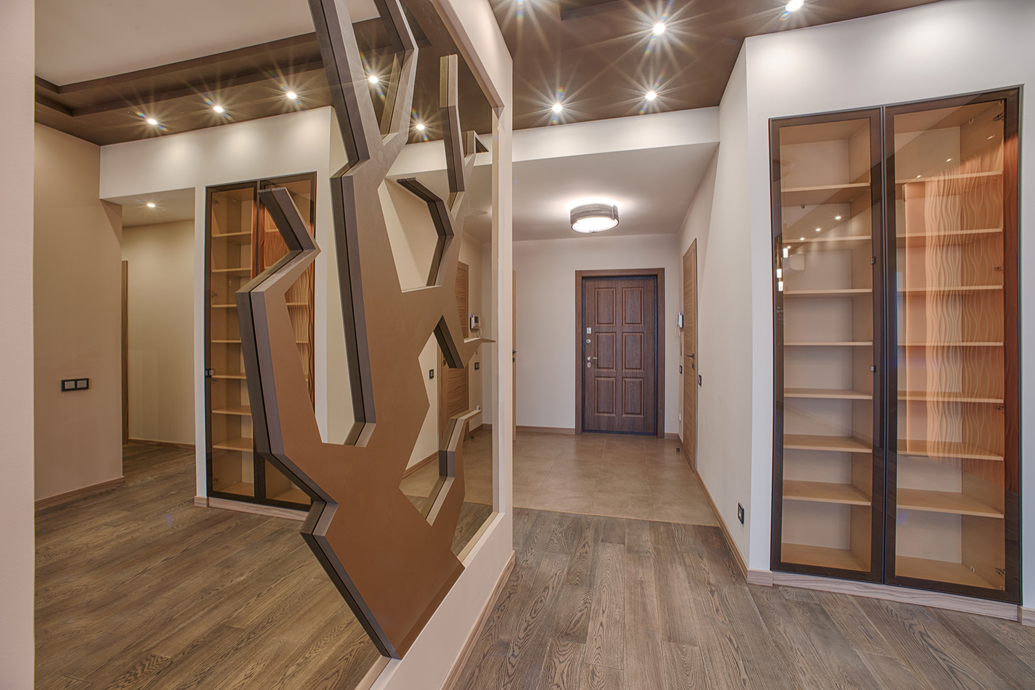 Гостиная по дизайн-проекту. Дерево с зеркальным фоном.