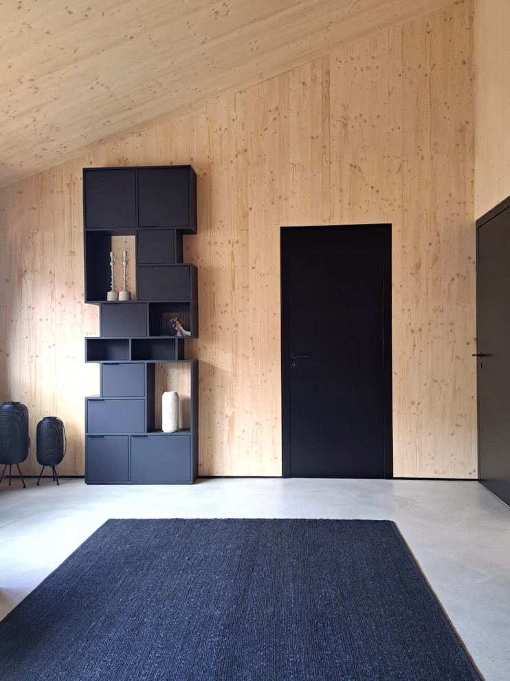 Стильный дизайн: огромный коридор в стиле модернизм с серыми стенами, бетонным полом, серым полом, деревянным потолком и деревянными стенами - последний тренд