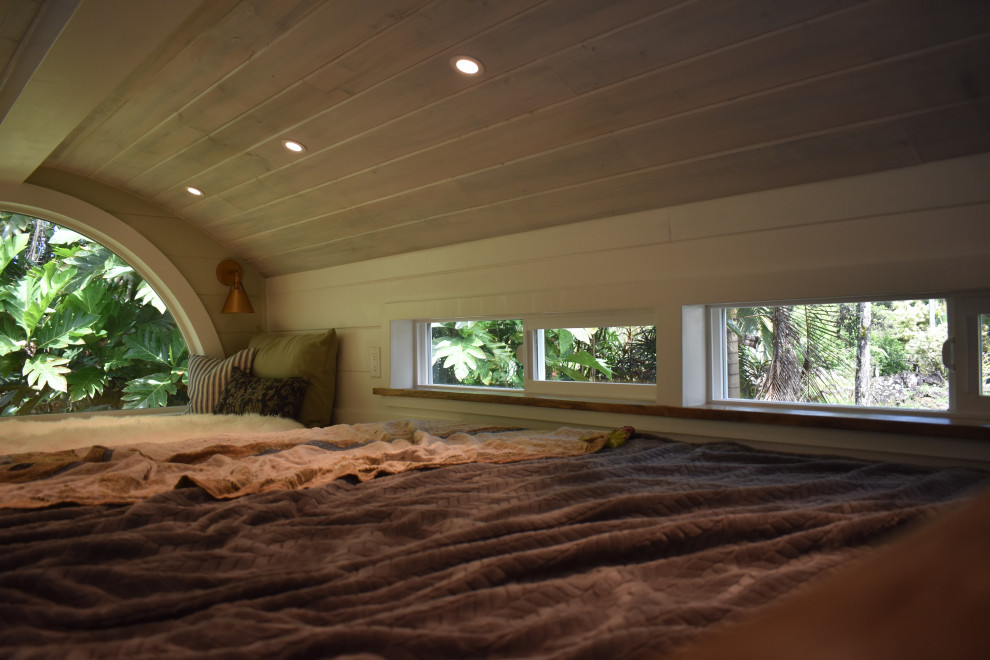 Идея дизайна: спальня среднего размера на антресоли в морском стиле с белыми стенами, полом из винила, серым полом, потолком из вагонки и стенами из вагонки