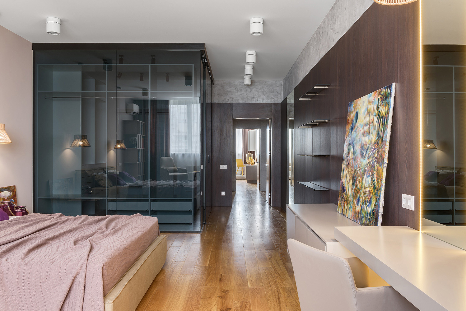 Оригинальная и вместительная гардеробная в виде куба