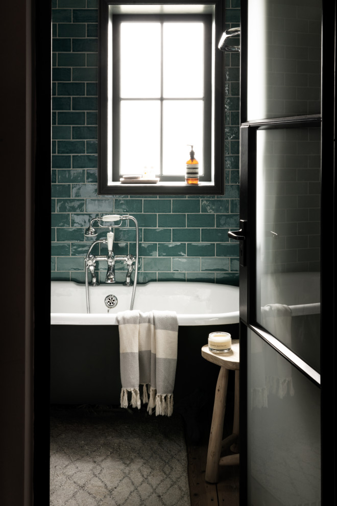 ロンドンにある北欧スタイルのおしゃれな浴室の写真